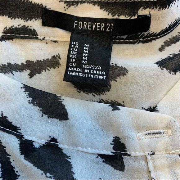 Forever 21 black white animal print blouse Sz M - Picture 8 of 9